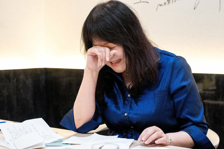 弟子たちからの手紙を読み涙を流す常盤山部屋おかみ、ルミコさん　©Takashi Shimizu