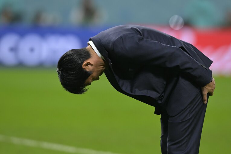 クロアチア戦後、一礼をしてピッチをあとにする森保監督　©Koki Nagahama／JMPA