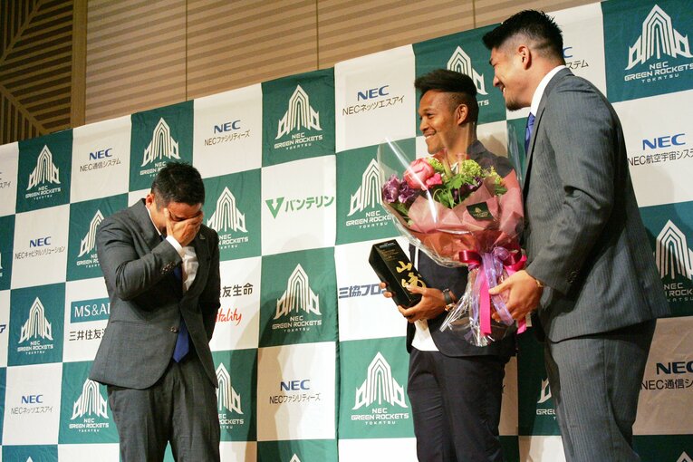 戦友でもある松島、松田の登場で引退会見で涙を流す田中　©︎JIJI PRESS