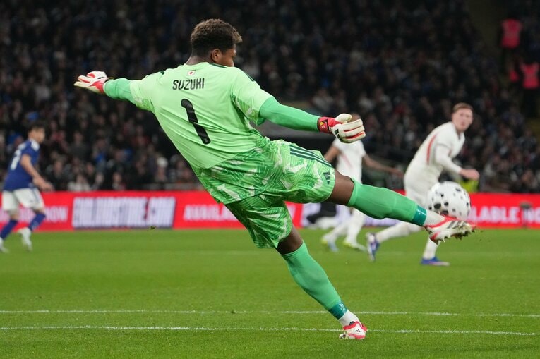 鈴木彩艶のパントキック　©Masashi Hara