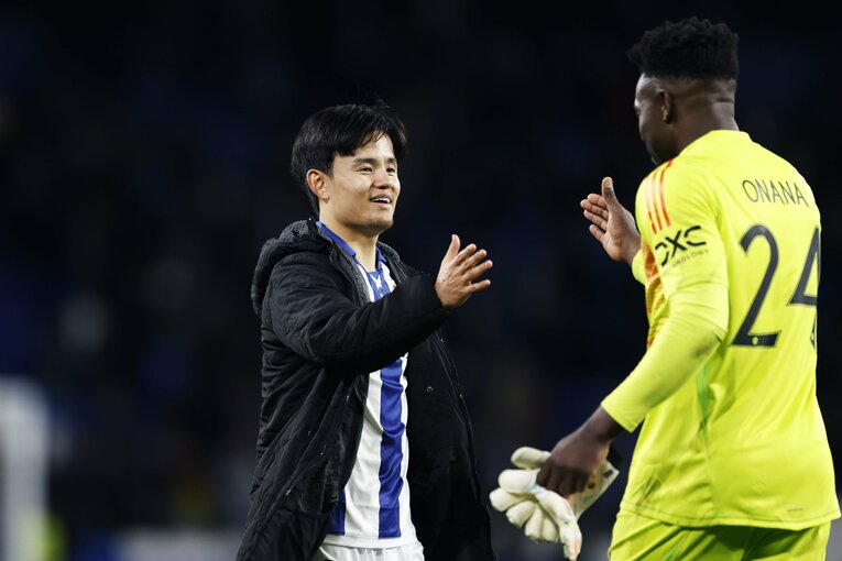 試合後にはマンUのGKオナナとニッコリ