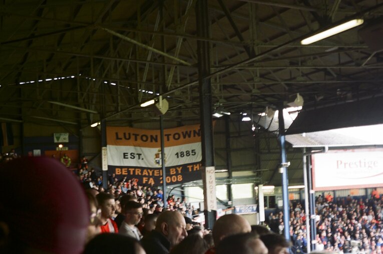 ルートンタウンの本拠地「ケニルワース・ロード」。住宅街の真っ只中に位置する　©︎Yudai Emmei