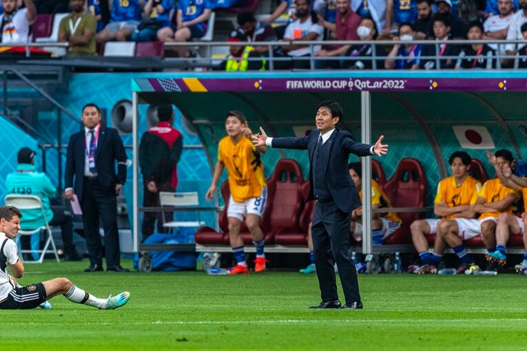 ドイツ戦で派手なジェスチャーを見せる森保一監督　©Takuya Sugiyama/JMPA
