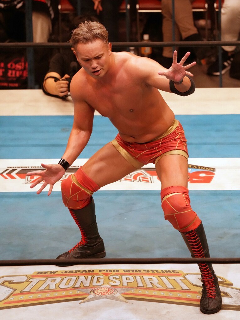 アントニオ猪木のファイティングポーズを披露したオカダ・カズチカ