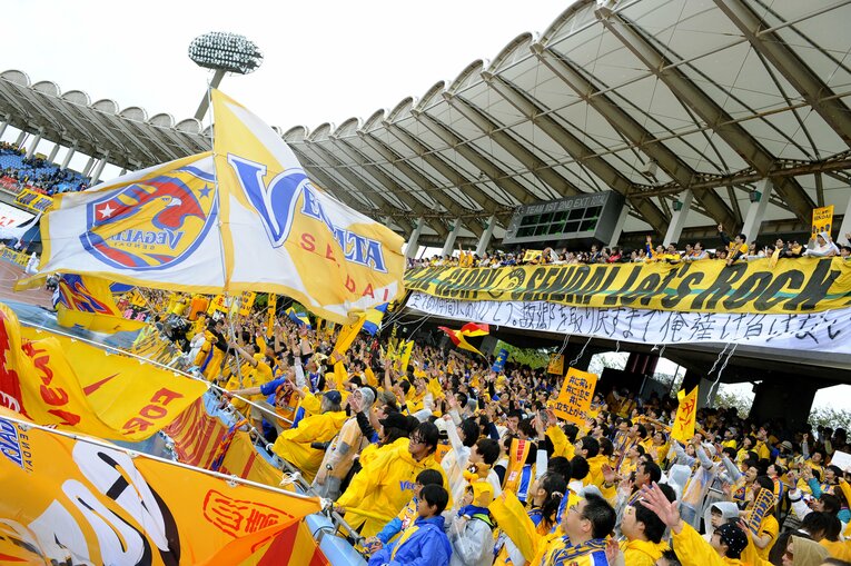 2011年4月23日、川崎フロンターレ対ベガルタ仙台戦。雨の等々力に詰めかけたサポーターも喜びを爆発させた　©Toshiya Kondo