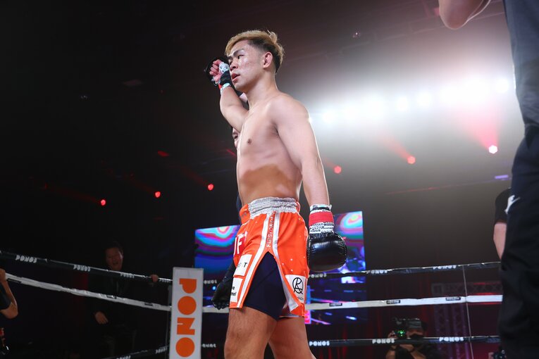 勝利をアピールするYA-MAN　©RISE CREATION