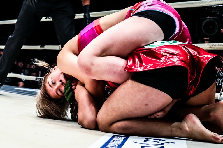 女子スーパーアトム級トーナメント決勝は、浅倉カンナがRENAをチョークスリーパーで絞め落として優勝　©RIZIN FF Susumu Nagao
