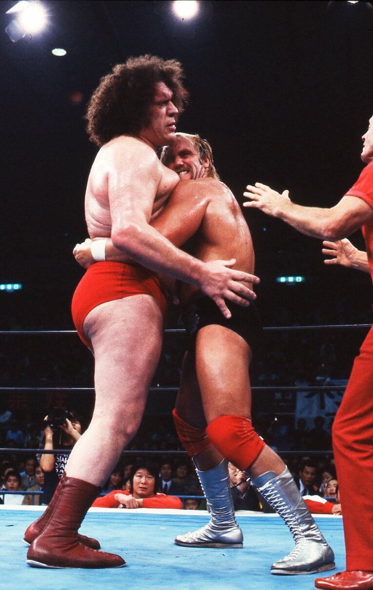 アンドレ・ザ・ジャイアントと対戦するホーガン　©AFLO