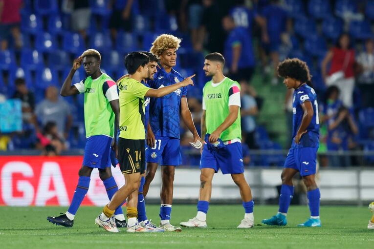 試合終了後には、元チームメイトと談笑