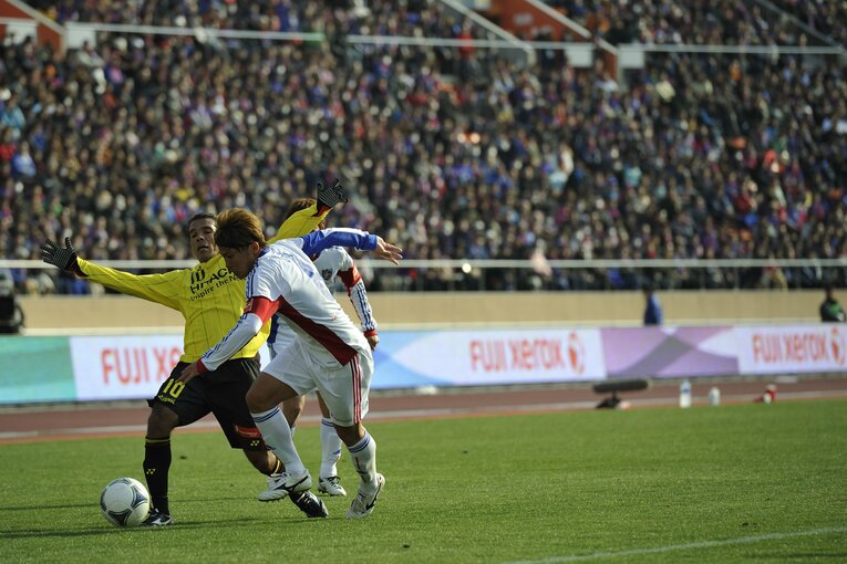柏MFレアンドロ・ドミンゲスとマッチアップするFC東京・太田宏介（2012年）©︎Takuya Sugiyama