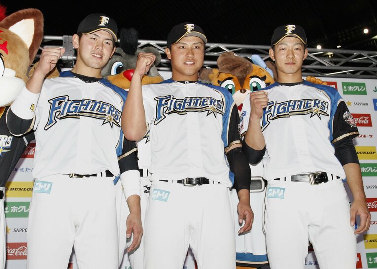 お立ち台でポーズを取る森本さん（中央）　©KYODO