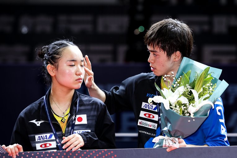 2018年の中国オープン表彰式の後、伊藤の目元を拭った森薗