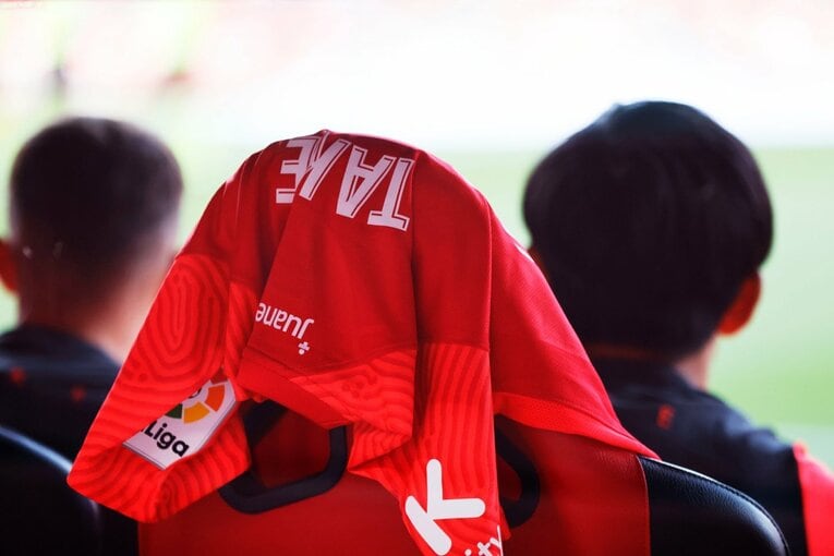 「クボ、ユニホームお願い」来季のレアル去就報道が出てもマジョルカで愛される久保建英…「残留か降格の最終節」で輝くか〈撮影者の視点〉(24)