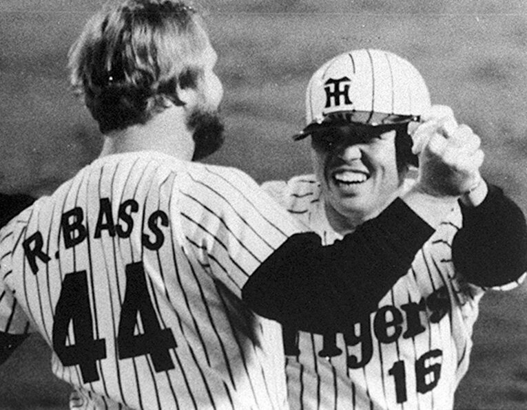 阪神のクリーンナップによるバックスクリーン3連発。ホームランを打った岡田を出迎えるバース　©︎KYODO