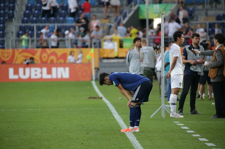 U-20W杯で韓国に敗れ、うなだれる菅原由勢。悔しい思いを東京五輪、そしてA代表のピッチに立つための活力に変える。 ／ photograph by JFA/AFLO
