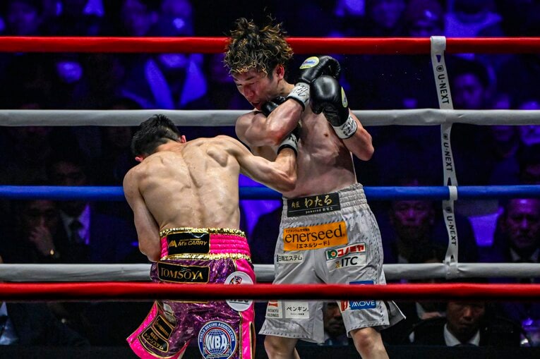 上体を振りながら、接近戦で猛然と寺地を攻め込む阿久井　©Takuya Sugiyama