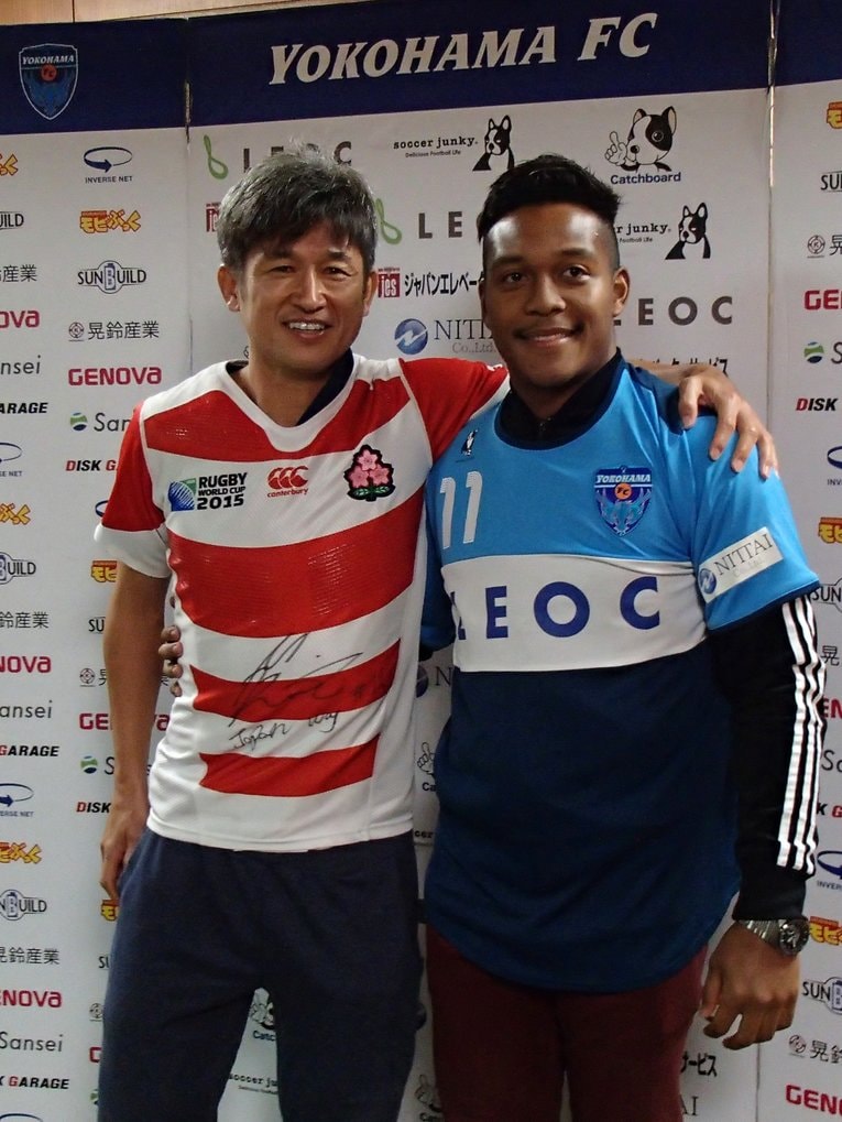 三浦知良と写真におさまる松島幸太朗（2015年）　©︎Getty Images