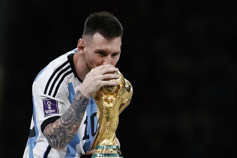 カタールW杯で悲願の優勝を果たしたメッシの印象に残るシーン　©Getty Images