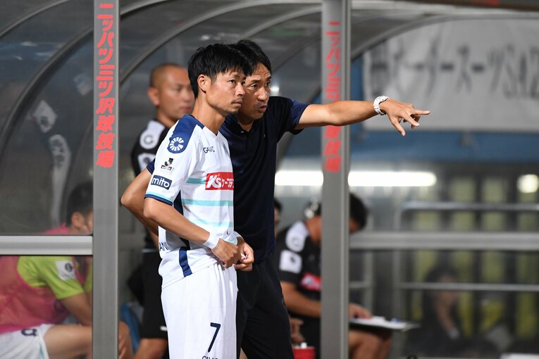 水戸ホーリーホック監督時代、船谷圭祐に指示を与える　©Getty Images