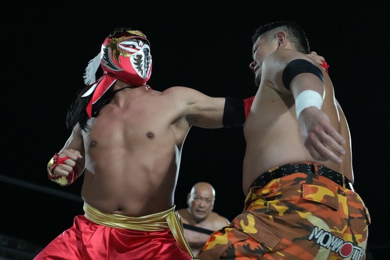 マンモス佐々木を殴るハヤブサ　©Essei Hara