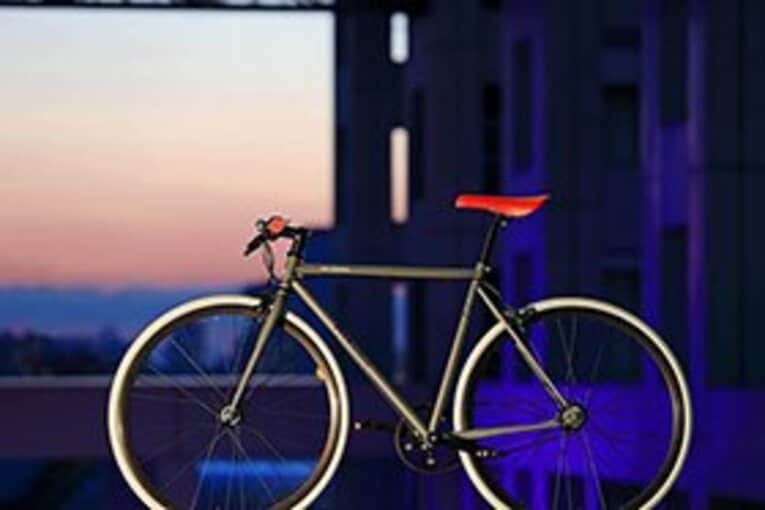 細身のスチールフレームに、赤いサドルとグリップを装備。クラシックな佇まいが、お洒落な街並にマッチする。ロードレーサーに代わりシティバイクが流行している今、このデローザ ミラニーノに注目したい。9万9750円。 