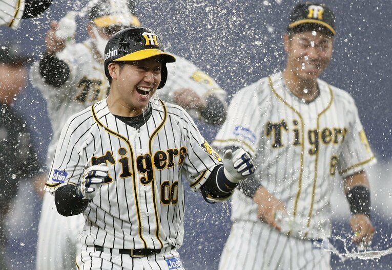 巨人から移籍後、サヨナラ打を放つ活躍を見せている山本©Kyodo News