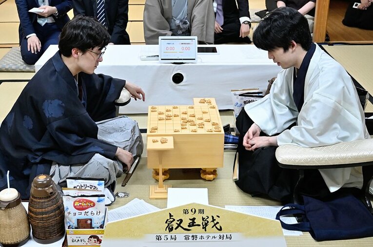 叡王戦第5局の感想戦。伊藤匠、藤井聡太という21歳の気鋭の棋士は、今後も名勝負を繰り広げるはず ／ photograph by Keiji Ishikawa
