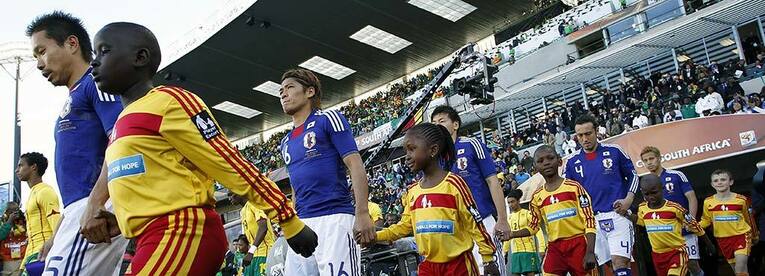 2010年南アフリカW杯、カメルーン戦に臨む大久保。ザッケローニ監督になってからの代表招集では、2012年2月のキリンチャレンジカップにおけるアイスランド戦（3－1で勝利）以来となる。 ／ photograph by Naoki Nakanishi/JMPA