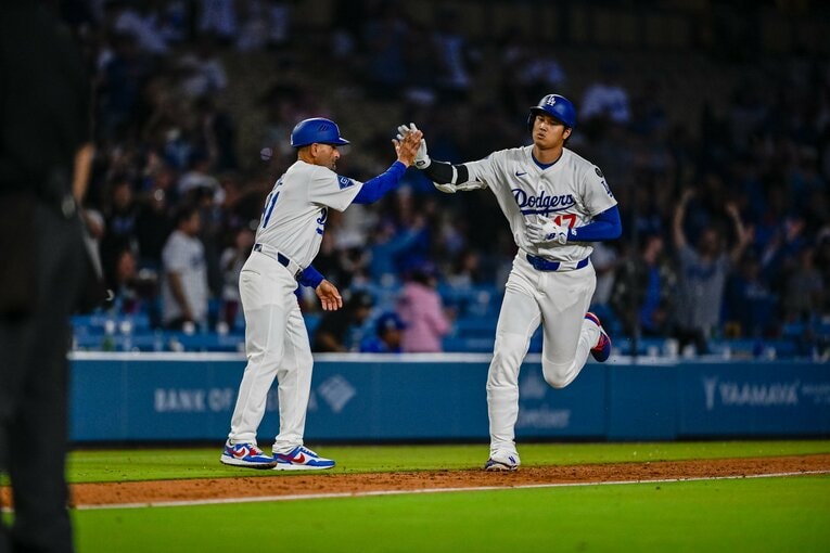 【Numberカメラマンが激写・大谷翔平の愛される日常2025年7月版：全100枚超】クールに三塁コーチとハイタッチ　©Nanae Suzuki