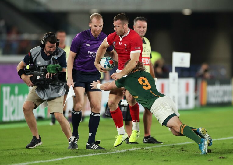 ウェールズ代表SHガレス・デービスを外に追いやったタックル。危険を察知したデクラークは誰よりも先に動き出していた　©︎Reuters/AFLO