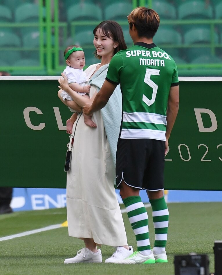 今年2月に長女が誕生。妻の藤阪れいなさんと、スポルティングのホームスタジアムで（7月撮影）　©Getty Images