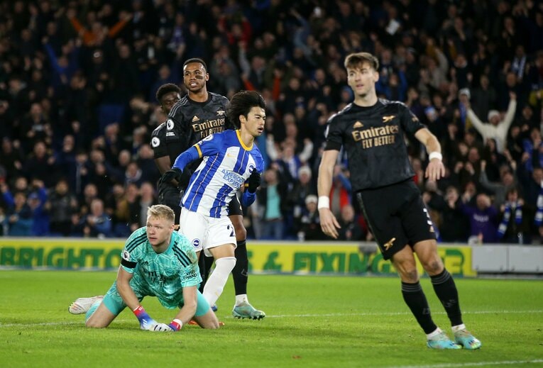 三笘のゴールシーン（2／2）。アーセナルDF陣もこの表情　©Getty Images