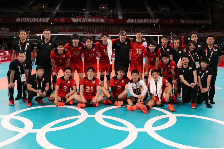 2021年、東京五輪での集合写真。左から3人目、前後に並んだ藤井直伸と清水邦広　©Getty Images