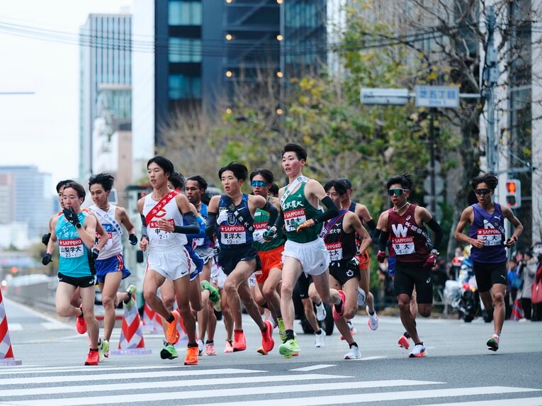 1区を走った主将の高槻（中央）　©Yuki Suenaga