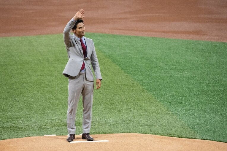 スーツ姿で登場した朴賛浩、スーツをおもむろに脱ぎ…（スクロールすると続きがご覧になれます）　©Nanae Suzuki