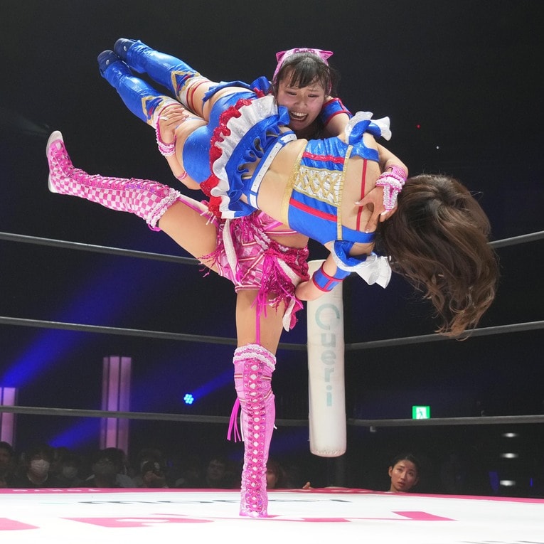 荒井優希を投げる渡辺未詩　©Essei Hara