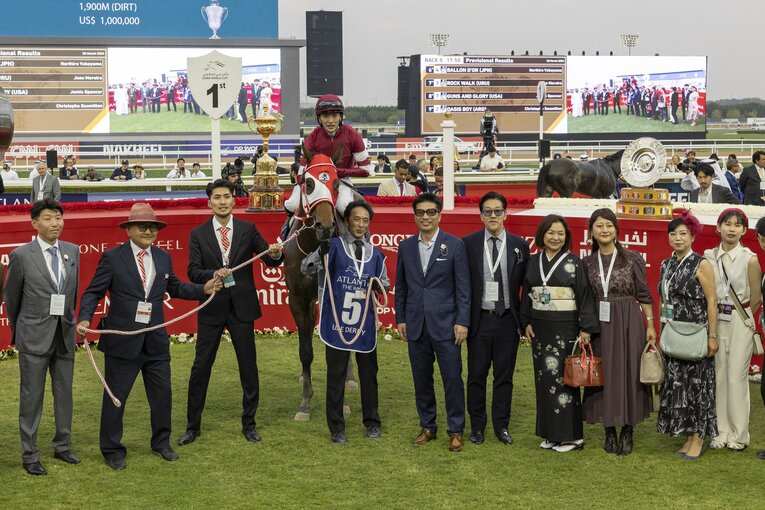 3月30日のUAEダービーを制したフォーエバーヤングの口取り式。藤田晋オーナーも現地に駆けつけた　©Getty Images