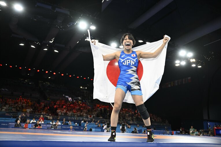 日の丸を背に雄叫びをあげる藤波朱理　©Asami Enomoto/JMPA