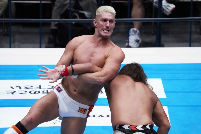 内藤哲也の腕を取るザック　©Essei Hara