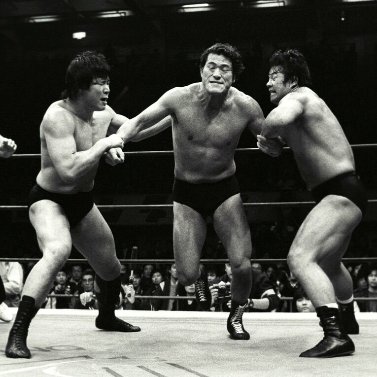 1985年12月12日、宮城県スポーツセンター。アントニオ猪木、坂口征二組vs藤波辰巳、木村健悟組によるIWGPタッグリーグ決勝戦　©Essei Hara