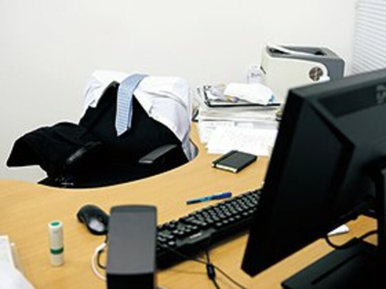 岩瀬さんの椅子には脱いだスーツが         