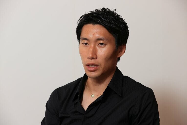 インタビューで“PK論”について語る鎌田　©Shigeki Yamamoto