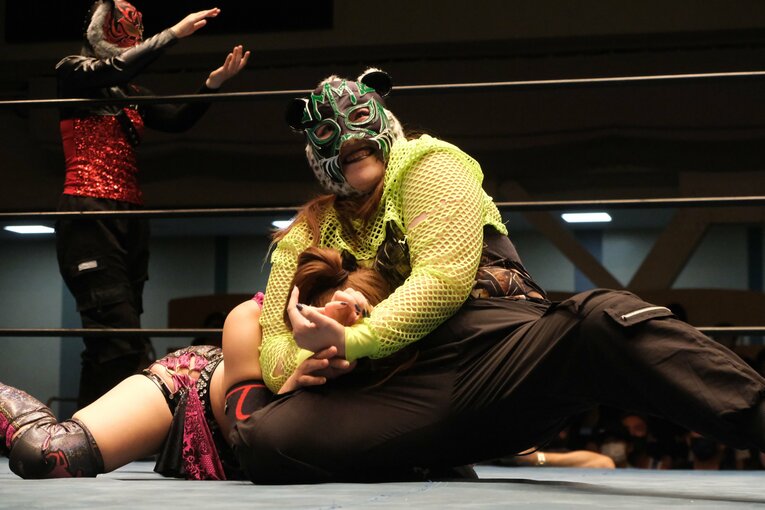 タイガー・クイーンを激怒させた“ヒール殺法”…乱入に凶器攻撃、待望のライバルは何でもありの“闇の軍団”？(51)