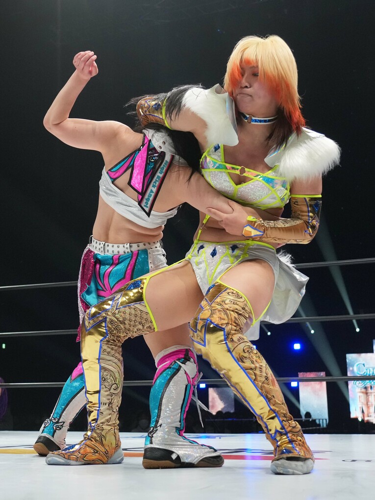 さくらあやに巻き付く羽南　©Essei Hara