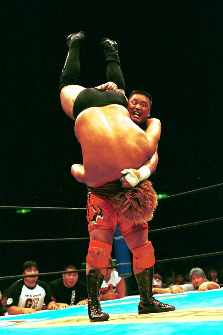 高山善廣にパイルドライバーを放つ天山広吉。2003年8月16日、両国国技館　©Essei Hara