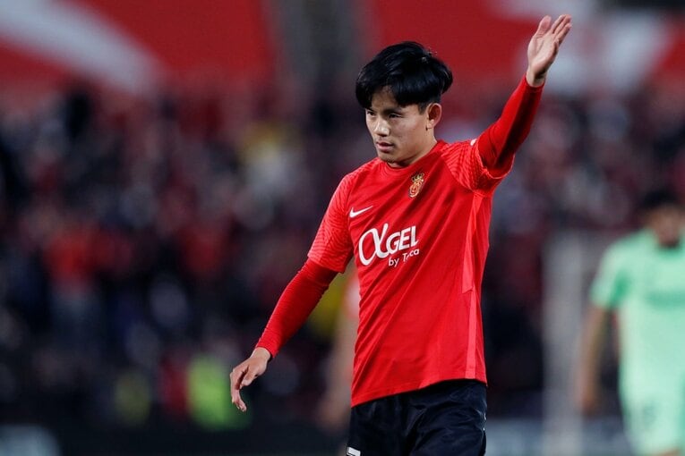 久保建英の“劇的決勝ゴール後に消えた疾走”は「客席に飛び込みたかったけど高すぎて無理」だった？《カメラマンが見た真相》(25)