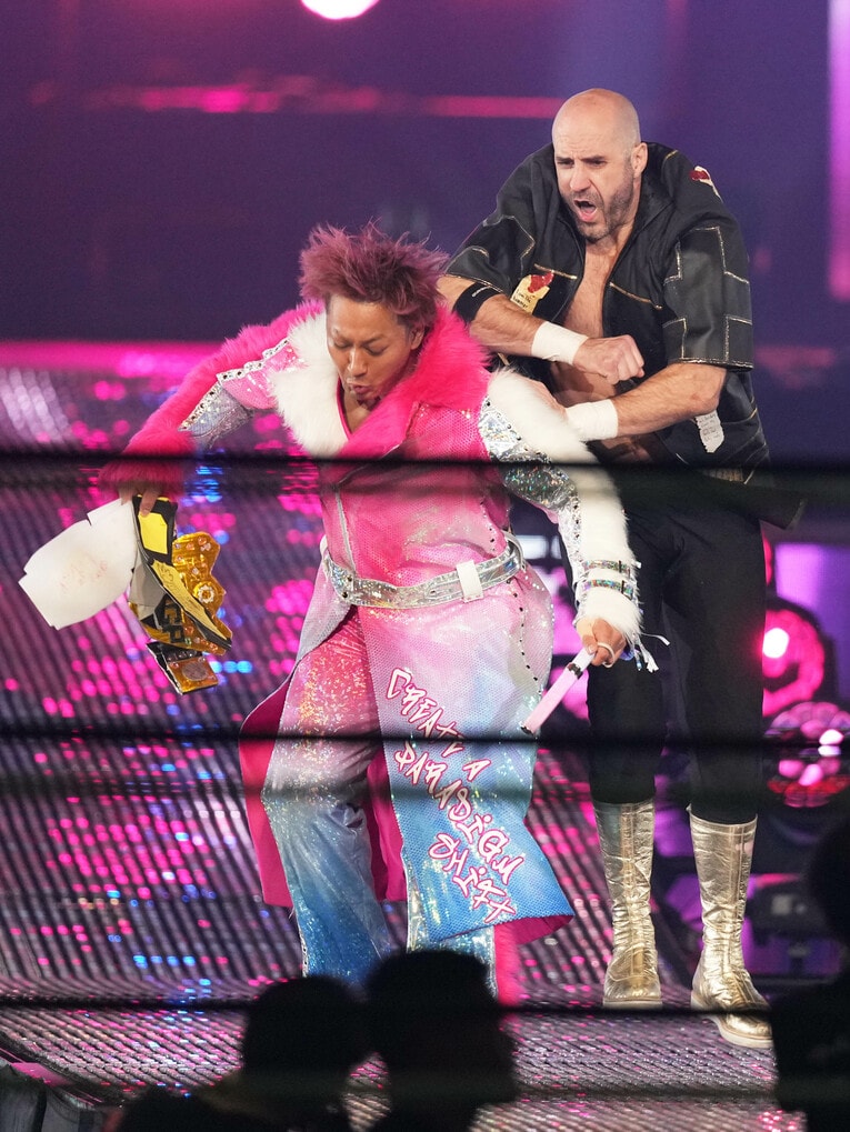 クラウディオ・カスタニョーリに入場の花道で襲われた海野翔太　©Essei Hara