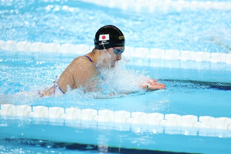 パリ五輪、100m平泳ぎ準決勝で力泳する鈴木　©Ryosuke Menju/JMPA