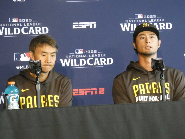 記者会見に応じるダルビッシュと堀江通訳（左）　©Yuki Yamada