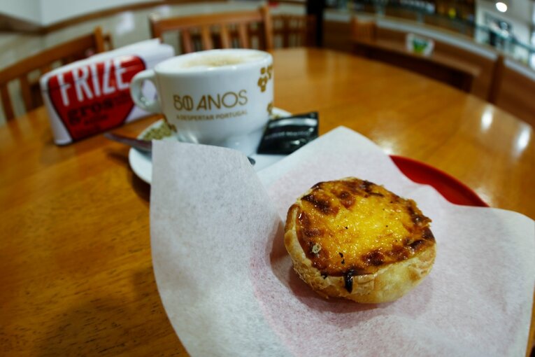 「山の斜面にスタジアム」「守田英正のお薦め料理は…」日本代表MFが戦う“離島クラブ”は美しい風景とグルメ満載だった《現地で撮影》(17)